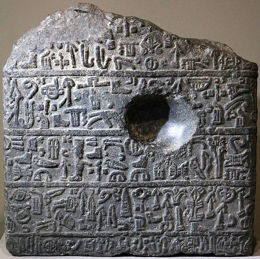 插图 55 卢维语象形文字石碑