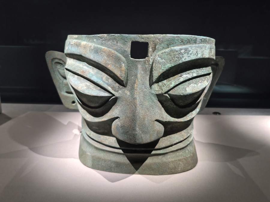 插图 77 三星堆出土的青铜面具